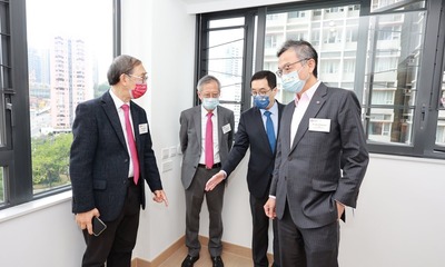 HKHS Chairman Walter Chan (2nd from left) tour “Blissful Place” with the guests to see the elderly-friendly design of the flats.